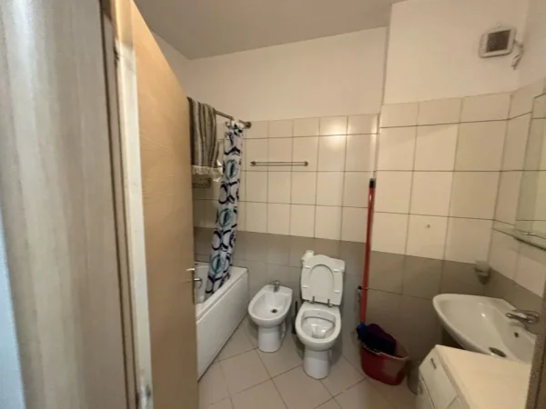 Tirane, jepet me qera apartament 1+1+Aneks+Ballkon Kati 2, 450 € (kodra e diellit)