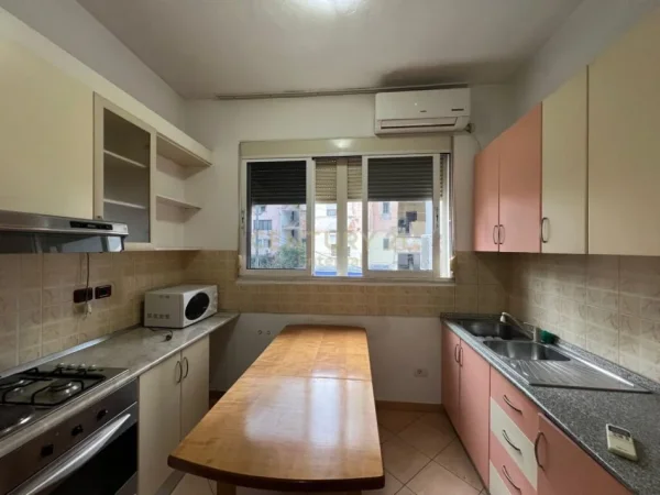 Tirane, jepet me qera ambjent biznesi Kati 1, 99 m² 600 € (Sheshi Willson)