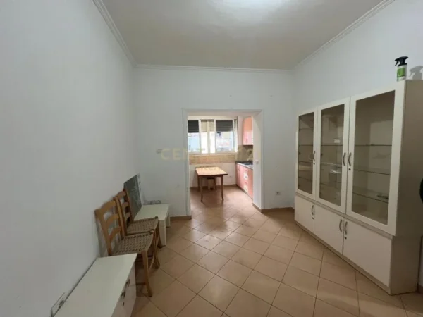 Tirane, jepet me qera ambjent biznesi Kati 1, 99 m² 600 € (Sheshi Willson)