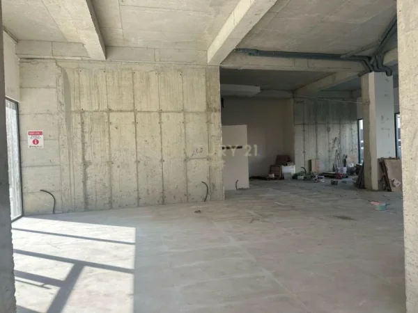 Tirane, jepet me qera ambjent biznesi Kati 0, 250 m² 3.000 € (Bulevardi i Ri)