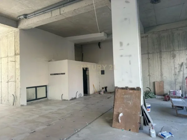 Tirane, jepet me qera ambjent biznesi Kati 0, 250 m² 3.000 € (Bulevardi i Ri)