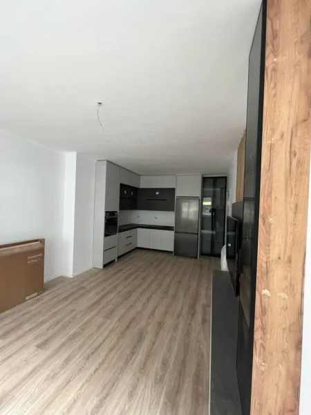 Tirane, shitet apartament 2+1+Ballkon Kati 2, 93 m² 130.000 € (Univers City)