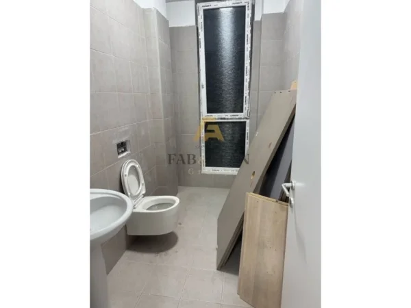 Tirane, jepet me qera ambjent biznesi Kati 2, 105 m² 1.200 € (Bulevardi i Ri, Usluga)
