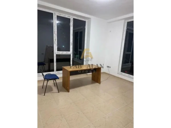 Tirane, jepet me qera ambjent biznesi Kati 2, 105 m² 1.200 € (Bulevardi i Ri, Usluga)