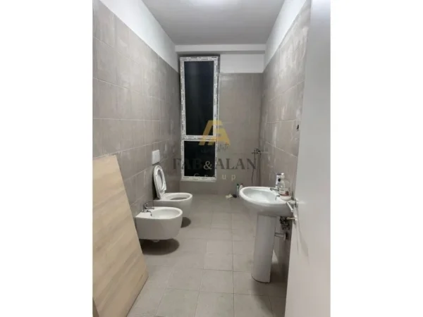 Tirane, jepet me qera ambjent biznesi Kati 2, 105 m² 1.200 € (Bulevardi i Ri, Usluga)