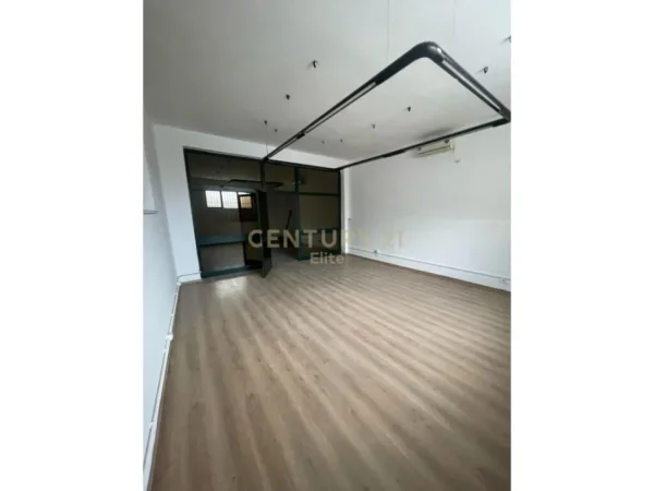 Tirane, jepet me qera magazine Kati 0, 1.027 m² 7.000 € (Ali Demi)