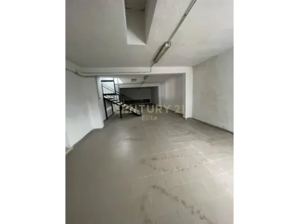 Tirane, jepet me qera magazine Kati 0, 1.027 m² 7.000 € (Ali Demi)