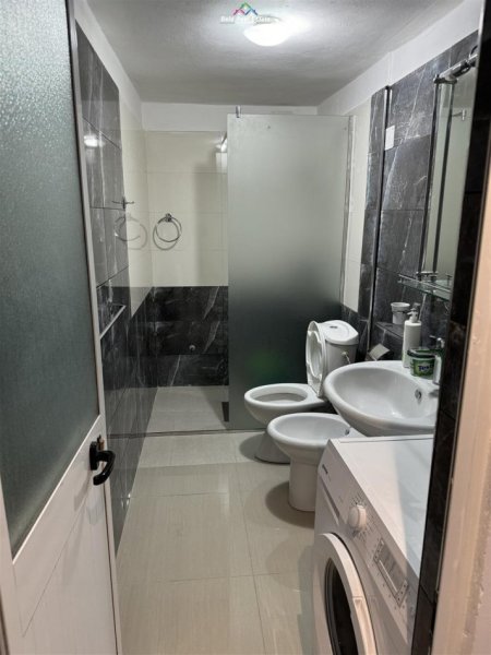 Tirane, jap me qera apartament 2+1+Ballkon Kati 1, 175 m² 550 € (FRESKU)