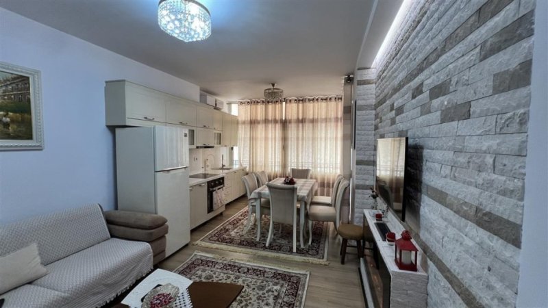 Tirane, jepet me qera apartament 3+1 Kati 5, 100 m² 900 € (VASIL SHANTO)