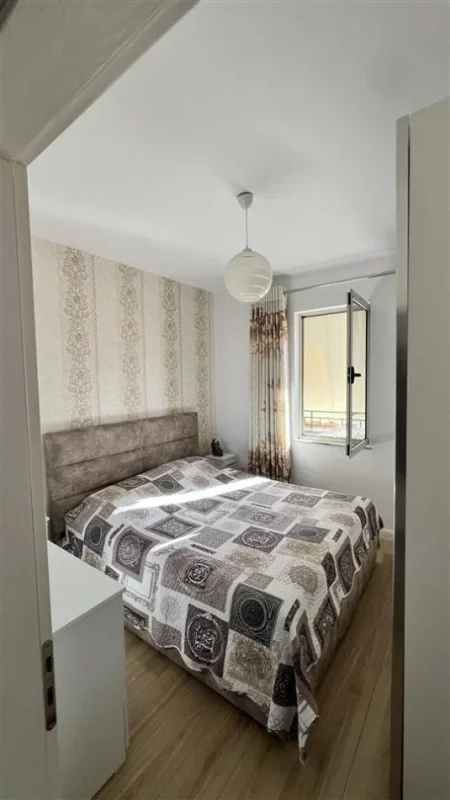 Tirane, jepet me qera apartament 3+1 Kati 5, 100 m² 900 € (VASIL SHANTO)