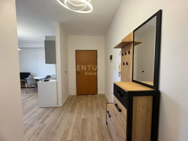 Tirane, jepet me qera apartament 1+1 Kati 5, 70 m² 570 € (Komuna e Parisit)