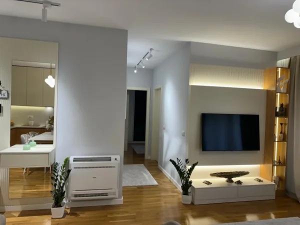 Tirane, jap me qera apartament 1+1+Ballkon Kati 1, 75 m² 1.000 € (Rruga e Barrikadave)