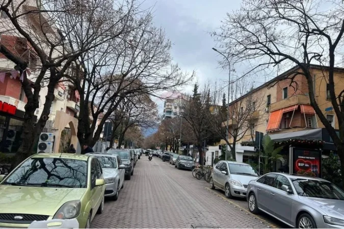 jepet me qera , 142 m² 2.500 € (ZYRE PER QIRA NE BLLOK + 2 POSTE PARKIMI)