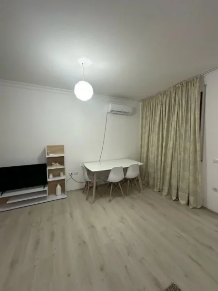 Tirane, jap me qera apartament 1+1+Ballkon Kati 1, 65 m² 470 € (Kopshti Botanik, afer Xhamise)