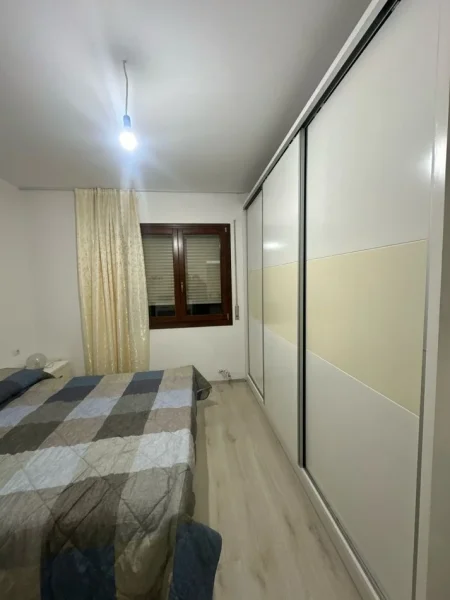 Tirane, jap me qera apartament 1+1+Ballkon Kati 1, 65 m² 470 € (Kopshti Botanik, afer Xhamise)