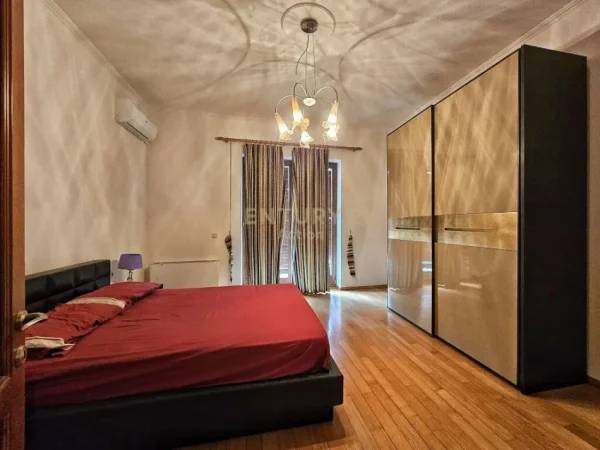 Tirane, shitet Vile 3 Katshe Kati 3, 900 m² 2.500.000 € (Rruga e Dibrës)