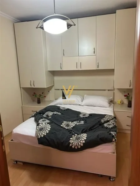 Tirane, jepet me qera apartament 2+1+Ballkon Kati 5, 75 m² 650 € (SELVIA)