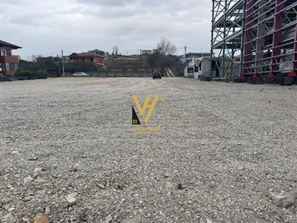 Tirane, jepet me qera toke , 2.000 m² (VORE)