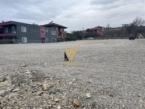 Tirane, jepet me qera toke , 2.000 m² (VORE)