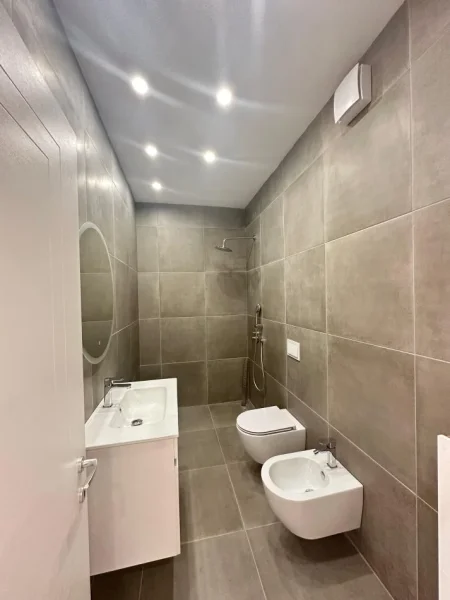 Tirane, jepet me qera zyre , 161 m² 1.600 € (Rr. E Kavajes)