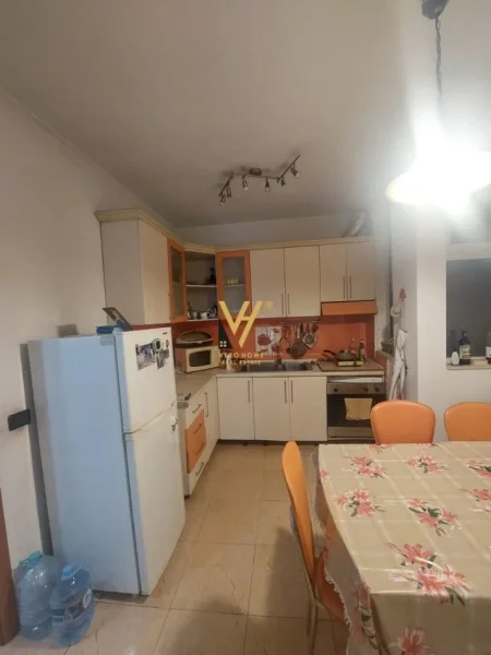 Tirane, jepet me qera apartament 3+1+Ballkon Kati 4, 100 m² 1.000 € (MYSLYM SHYRI)