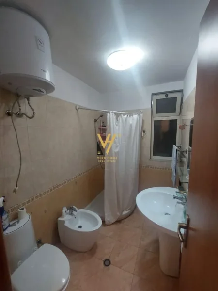 Tirane, jepet me qera apartament 3+1+Ballkon Kati 4, 100 m² 1.000 € (MYSLYM SHYRI)