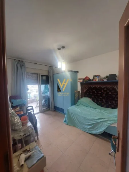 Tirane, jepet me qera apartament 3+1+Ballkon Kati 4, 100 m² 1.000 € (MYSLYM SHYRI)