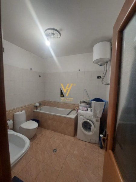 Tirane, jepet me qera apartament 3+1+Ballkon Kati 4, 100 m² 1.000 € (MYSLYM SHYRI)