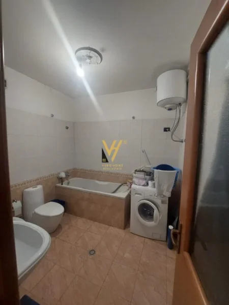 Tirane, jepet me qera apartament 3+1+Ballkon Kati 4, 100 m² 1.000 € (MYSLYM SHYRI)