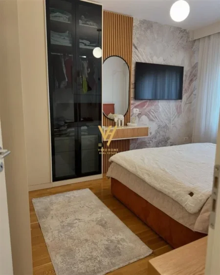 Tirane, jepet me qera apartament 1+1+Ballkon Kati 3, 75 m² 1.000 € (RRUGA E BARRIKADAVE)