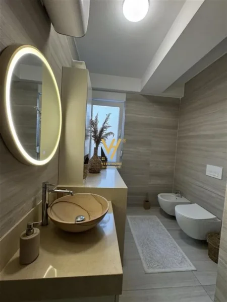 Tirane, jepet me qera apartament 1+1+Ballkon Kati 3, 75 m² 1.000 € (RRUGA E BARRIKADAVE)