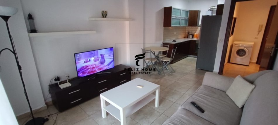 Tirane, jepet me qera apartament 1+1+Ballkon Kati 5, 63 m² 500 € (ZOGU I ZI)