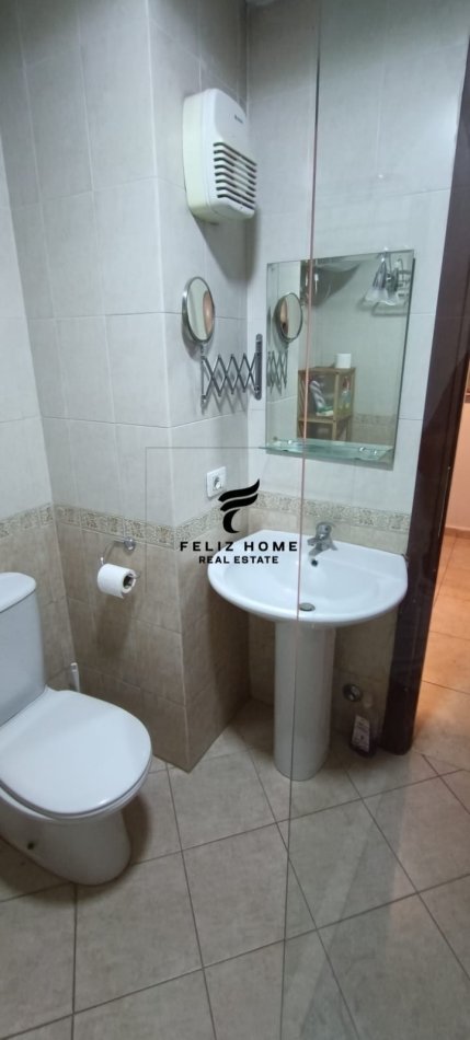 Tirane, jepet me qera apartament 1+1+Ballkon Kati 5, 63 m² 500 € (ZOGU I ZI)