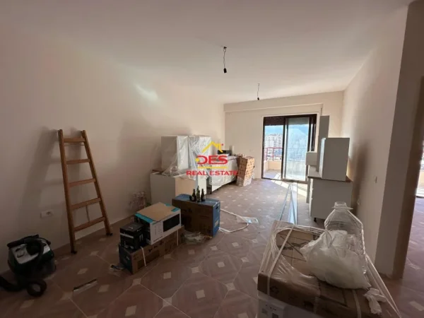 Vlore, shitet apartament 2+1+Ballkon Kati 9, 96 m² 105.000 € (Rruga Gjergj Kastrioti)