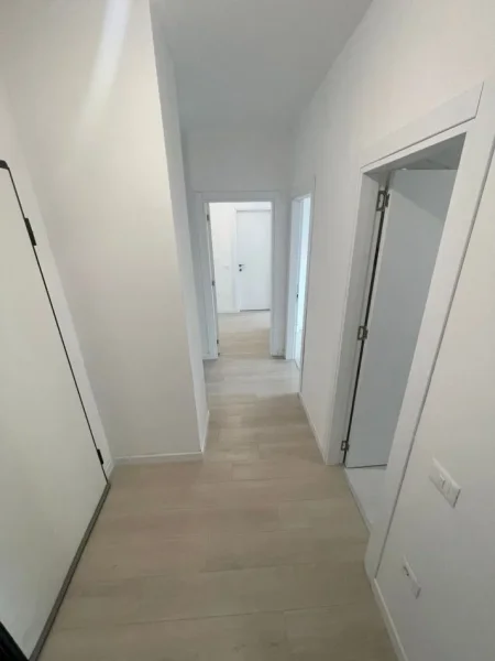 Tirane, jepet me qera apartament 3+1+Ballkon Kati 1, 100 m² 699 € (21 Dhjetori)