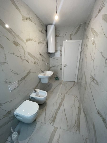 Tirane, jepet me qera apartament 3+1+Ballkon Kati 1, 100 m² 699 € (21 Dhjetori)