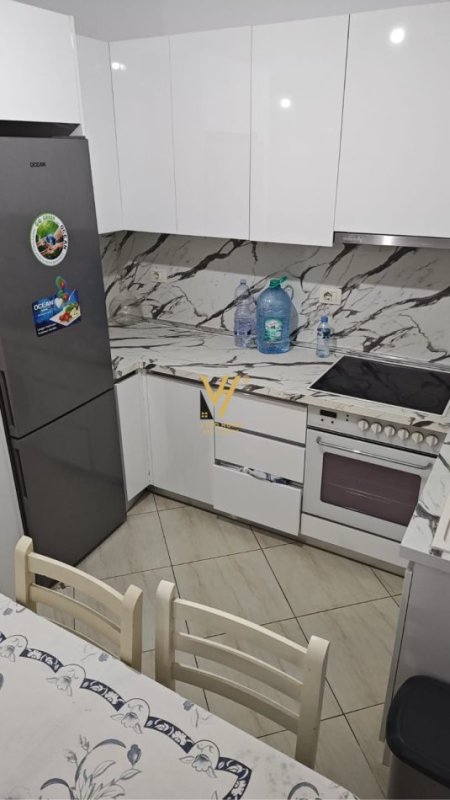 Tirane, jepet me qera apartament 1+1+Ballkon Kati 3, 65 m² 400 € (UNAZA E RE)
