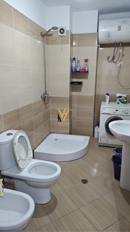 Tirane, jepet me qera apartament 1+1+Ballkon Kati 3, 65 m² 400 € (UNAZA E RE)