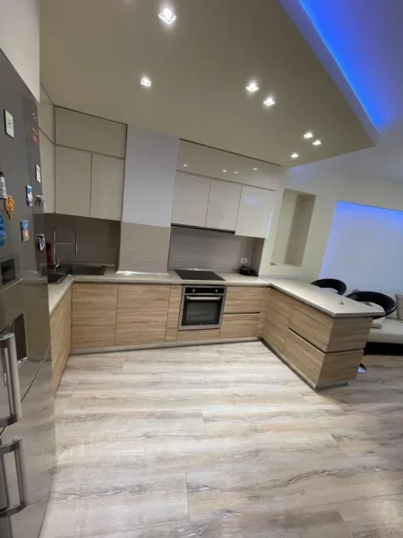 Tirane, jepet me qera apartament 2+1 , 85 m² 750 € (Komuna e Parisit)