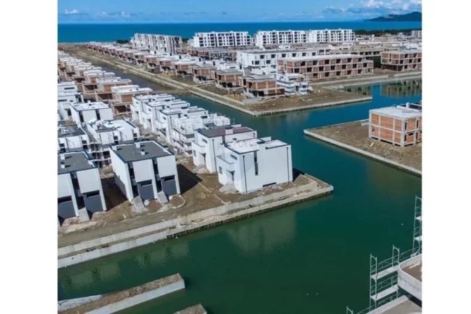 Durres, shitet Vile 3+1 Kati 1, 500 m² 620.000 € (Gjiri të Lalëzit)