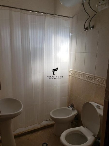 Tirane, jepet me qera apartament 2+1+Ballkon Kati 2, 145 m² 550 € (ISH FUSHA E AVIACIONIT)