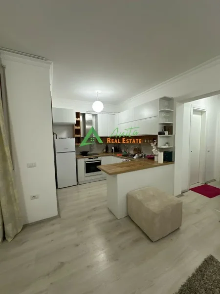 Tirane, jepet me qera apartament 1+1 Kati 1, 65 m², 47000 Leke (Kopshti Botanik)