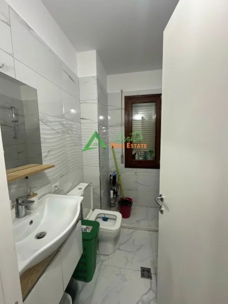 Tirane, jepet me qera apartament 1+1 Kati 1, 65 m², 47000 Leke (Kopshti Botanik)