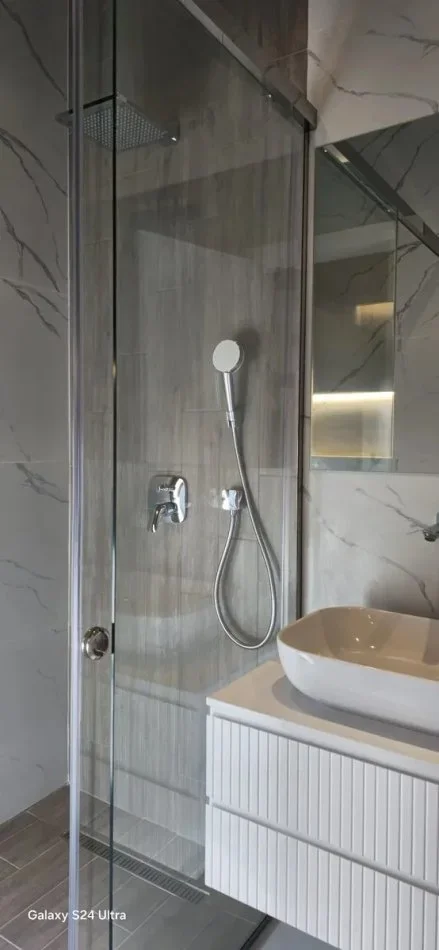 Tirane, jepet me qera apartament 2+1+Ballkon Kati 5, 125 m² 1.200 € (Kompleksi Deliorgji)