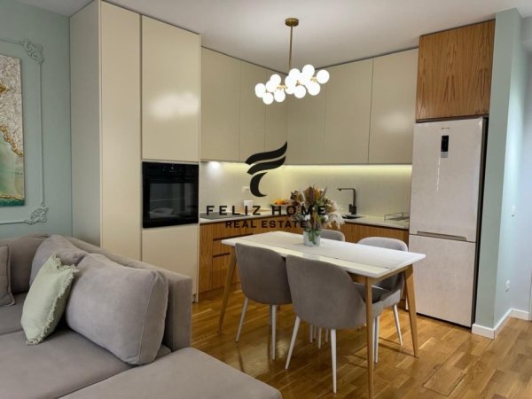 Tirane, jepet me qera apartament 1+1+Ballkon Kati 2, 75 m² 1.000 € (QENDER)