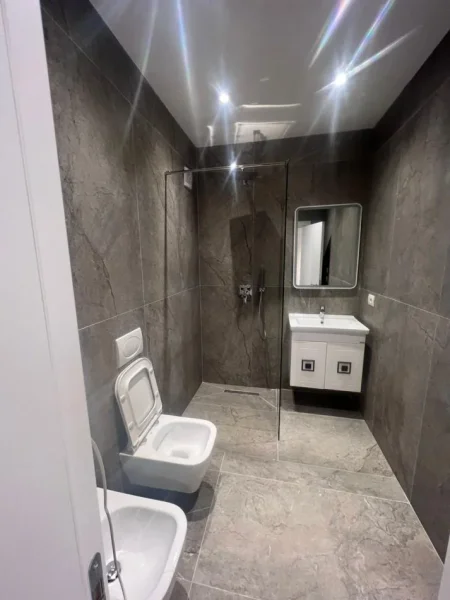 Tirane, jepet me qera apartament 2+1 , 97 m² 1.200 € (Komuna Parisit)