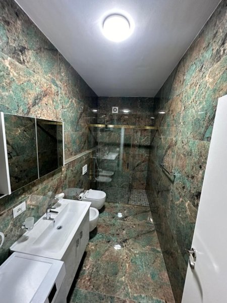 Tirane, jepet me qera apartament 2+1+Ballkon Kati 5, 110 m² 1.200 € (Parku Olimpik)