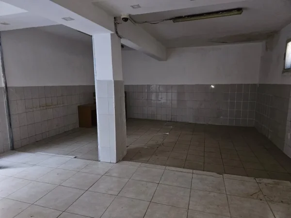 Tirane, jepet me qera magazine Kati 1, 65 m² 300 € (Ali Demi)