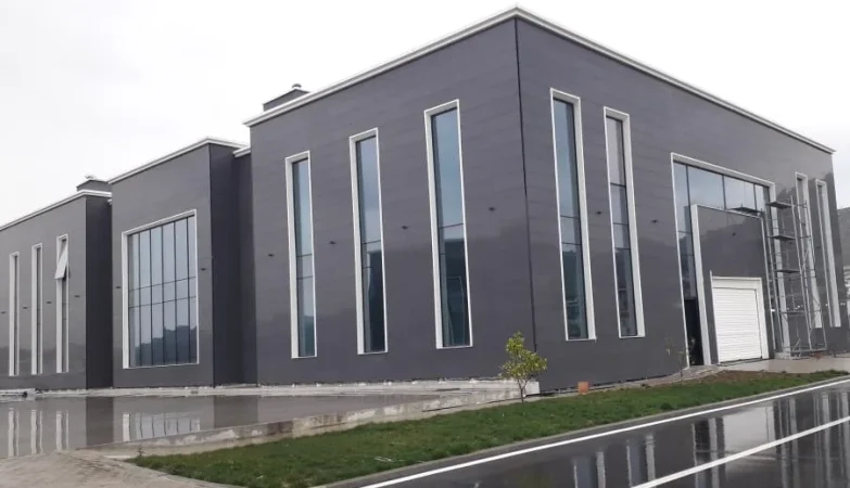 Tirane, jepet me qera magazine Kati 2, 3.500 m² 8.750 € (Vaqarr)