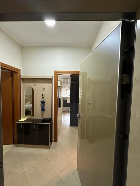 Tirane, jepet me qera apartament 1+1 , 70 m² 700 € (Rruga e Bogdaneve)